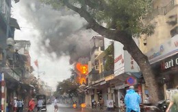 Hà Nội: Lửa cháy to trong nhà ở phố cổ, người tầng dưới vẫn ngơ ngác không hiểu chuyện gì