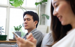 Thấy vợ cố tình nấu ăn dở để chụp ảnh "câu like" trên Facebook, chồng âm thầm làm điều này khiến cô vợ tái mặt