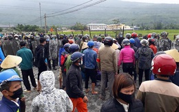 Hà Tĩnh: Hàng trăm người dân bao vây SVĐ xã phản đối san lấp bằng tro xỉ