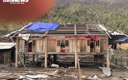 Ảnh: Công an vượt đồi giúp dân Sơn La sửa chữa hàng trăm ngôi nhà bị tốc mái