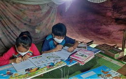 2 học trò người Mông ở Yên Bái lên núi “ hứng sóng” 3G học trực tuyến