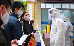 Nhiều bệnh viện tại Hà Nội lập chốt sàng lọc, khử khuẩn đối với tất cả người ra/vào