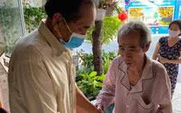 Người nghèo ấm lòng với hành động tốt của thầy giáo nghỉ hưu