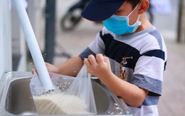 Máy phát gạo tự động cho hàng nghìn người nghèo ở Sài Gòn, chỉ cần bấm nút là có gạo
