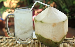 Dù có thích mê nước dừa nhưng chị em cần phải biết điều này, chuyên gia chỉ rõ 4 công dụng tuyệt vời của nước dừa trong ngày nắng nóng