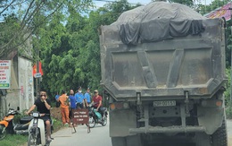 Xe quá tải, xe cơi nới chạy như “trẩy hội” phục vụ dự án trọng điểm huyện Thường Tín (Hà Nội)