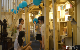 Nhà sách tiếng Anh miễn phí với thiết kế độc đáo từ gỗ thông: Lượng sách phong phú và hơn cả là cho con trải nghiệm tuyệt vời