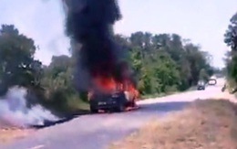 Nghệ An: Đang lưu thông bỗng xe con bốc cháy khiến tài xế bỏng nặng