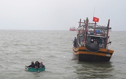 Hà Tĩnh: Nhiều thuyền viên được cứu sống trong đêm do lốc đánh chìm thuyền