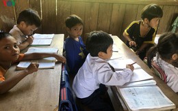 Cô giáo lên rẫy vận động học sinh tới trường sau thời gian dài nghỉ