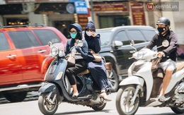 Nhiệt độ ngoài đường tại Hà Nội lên tới 50 độ C, người dân trùm khăn áo kín mít di chuyển trên phố