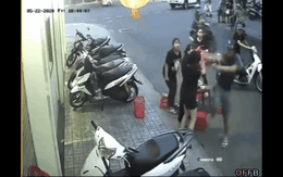 2 thanh niên dừng xe máy trêu ghẹo 5 cô gái, màn "phản pháo" cực gắt sau đó khiến dân mạng ngán ngẩm