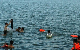 Nắng nóng, bố mẹ đưa cả trẻ con ra tắm sông Lam bất chấp nguy hiểm
