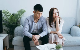 Vừa than thở vu vơ "tháng này nhiều khoản chi tiêu", chồng bỗng nắm tay tôi, thốt lên chỉ 10 từ mà làm tôi chết lặng