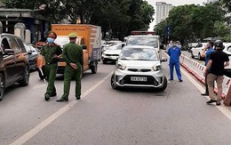 Tài xế ôtô tử vong khi dừng chờ đèn đỏ