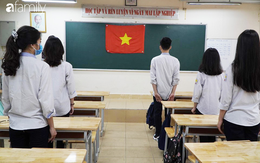Giờ chào cờ đầu tiên sau kỳ nghỉ dịch: Không khí vô cùng đặc biệt, nghiêm trang và khoảng cách an toàn vẫn được đảm bảo