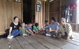 Quảng Bình: Băng rừng vượt suối tìm học trò sau kỳ nghỉ dịch COVID-19