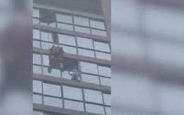 Thót tim: Lính cứu hỏa đu dây cứu bé gái kẹt ở ban công tầng 13