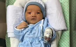 Bé sơ sinh bị bỏ rơi dưới hố ga ở Hà Nội đã tự mở to đôi mắt
