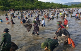 Hàng nghìn người dân Hà Tĩnh "đội nắng" tham gia ngày hội đánh cá cầu may