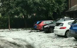 Kỳ lạ: Tuyết rơi dày giữa mùa hè ở Anh