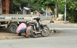 Người đàn ông dừng xe, lúi húi móc cống thoát nước, hành động tiếp theo không ai ngờ