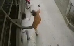 Thông tin gây bất ngờ từ công an về vụ việc vợ đang bế con bị chồng giật tóc ngã ngửa