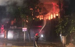Nghệ An: Quán bar cháy dữ dội lúc rạng sáng