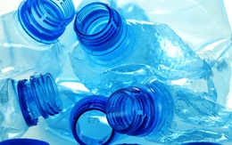 Dùng lại chai nhựa đã qua sử dụng để đựng nước chẳng khác nào "uống nước từ bồn cầu", vậy mà nhiều người Việt có thói quen này