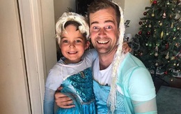 Hài hước bố hóa thân thành 'công chúa Elsa' cùng con trai