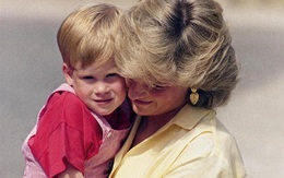 Hoàng tử Harry bị đối xử "kém" hơn anh trai trong hoàng gia Anh, Công nương Diana phải bù đắp