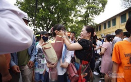 Những người mẹ bên ngoài 'cánh cửa' trường chuyên ở Hà Nội