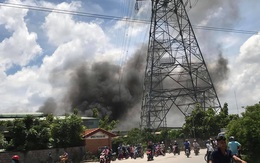 Hàng trăm người dân bất chấp nguy hiểm, đứng xem cháy công ty gỗ dưới đường điện cao thế