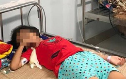 Bé gái 11 tuổi nguy kịch vì uống nhầm a-xít khi mua nước ở cổng trường