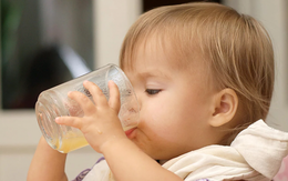 Sai lầm nguy hiểm khi cho trẻ uống nước ép hoa quả ngày hè nhiều người mắc