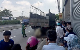 TP.HCM: Nam thanh niên và xe máy dính chặt vào đuôi xe tải sau cú tông cực mạnh