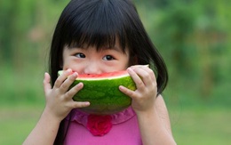 Bé gái 5 tuổi nhập viện vì miếng dưa hấu để trong tủ lạnh, khuyến cáo 4 loại hoa quả càng bảo quản lâu càng mất vị, biến chất rất nhanh