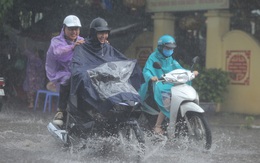 Người dân Hà Nội đón "mưa vàng" giải nhiệt lúc sáng sớm