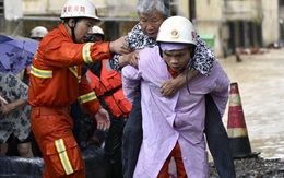 Tin lũ lụt mới nhất ở Trung Quốc: Người lính cứu hỏa khốn khổ dìm chân trong nước 30 tiếng đồng hồ liên tục