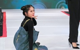 Vừa bê khay nước vừa catwalk, Vân Trang "ngã sấp mặt" trên sân khấu