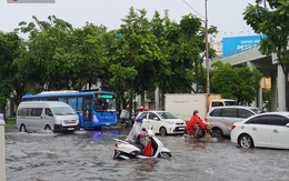 TP.HCM: Sáng nắng gắt, chiều mưa lớn kinh hoàng khiến người dân ướt sũng, bì bõm dắt xe lội nước