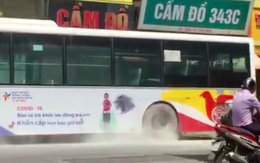 VIDEO: Xe buýt bốc khói nghi ngút giữa phố Hà Nội, người đi đường hoảng hốt