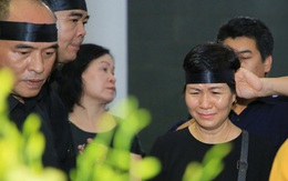 Con gái đầu của NSƯT Hoàng Yến không thể về chịu tang, phải gọi Facetime khóc mẹ