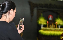 Xót xa lễ tang của NSƯT Hoàng Yến: Con gái, cháu ngoại nhìn mẹ, bà lần cuối qua Facetime