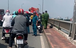 Một thanh niên bỏ lại balo và đôi dép trên cầu Bình Triệu rồi nhảy xuống sông Sài Gòn tự tử