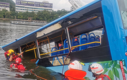 Xe buýt chở học sinh đi thi lao xuống hồ ở Trung Quốc, 21 người chết