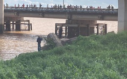 Hàng chục người tụ tập trên cầu xem vớt thi thể trôi sông