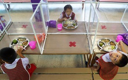 Trẻ mầm non Thái Lan ngồi học trong buồng nilon