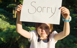 Dạy trẻ xin lỗi bằng hành động