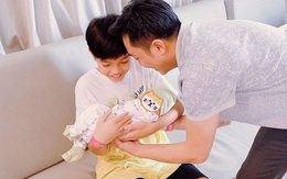 Subeo, con trai Hồ Ngọc Hà gây chú ý vì biểu cảm lần đầu tiên được bế em gái mới chào đời
